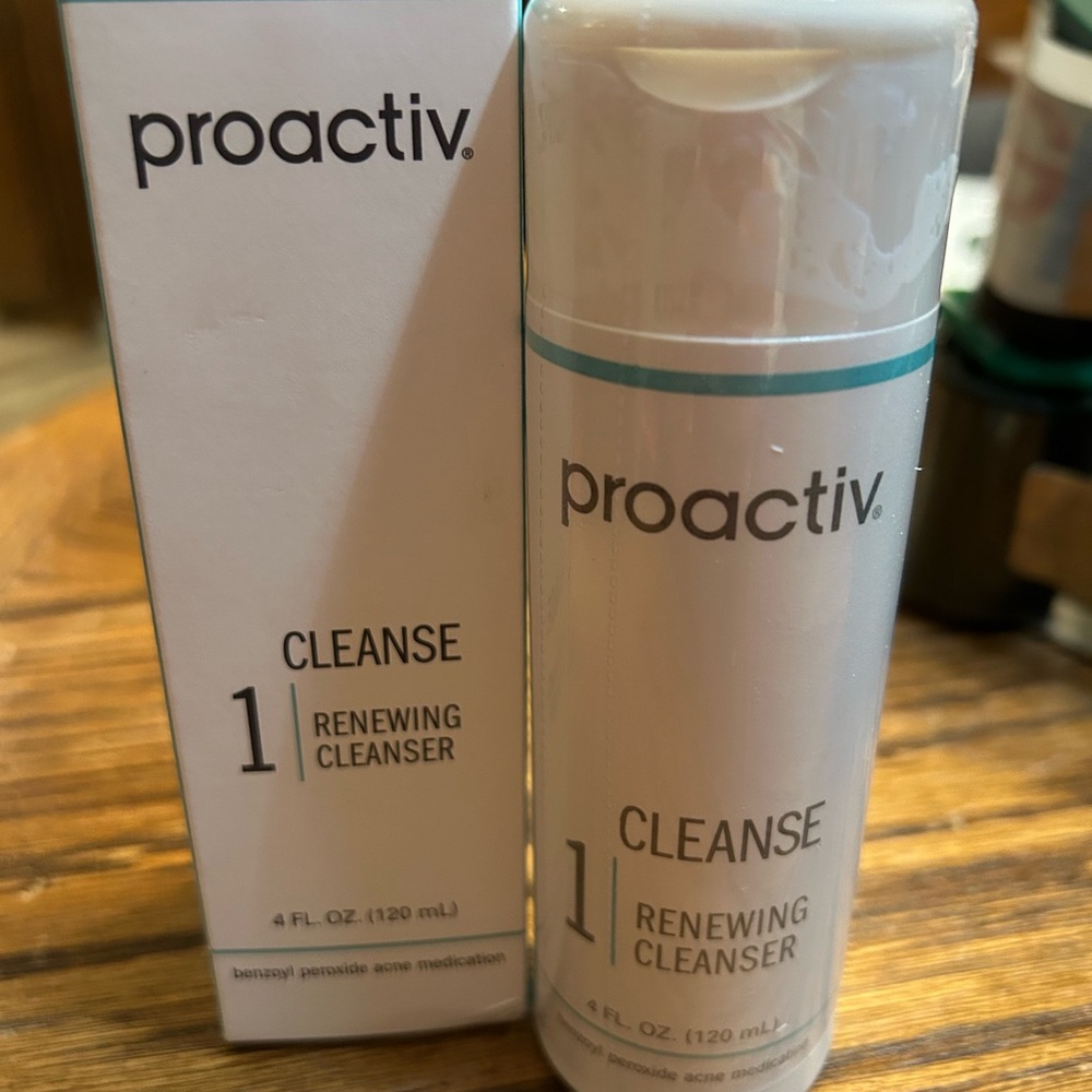 New! Proactiv Renewing Acne Facial Cleanser 4oz. - Picture 2 of 5